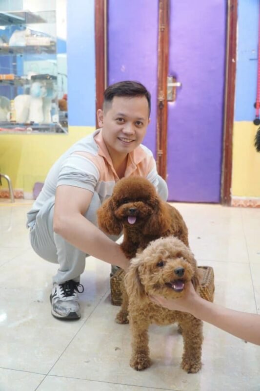 Người đàn ông và chú chó Poodle màu nâu